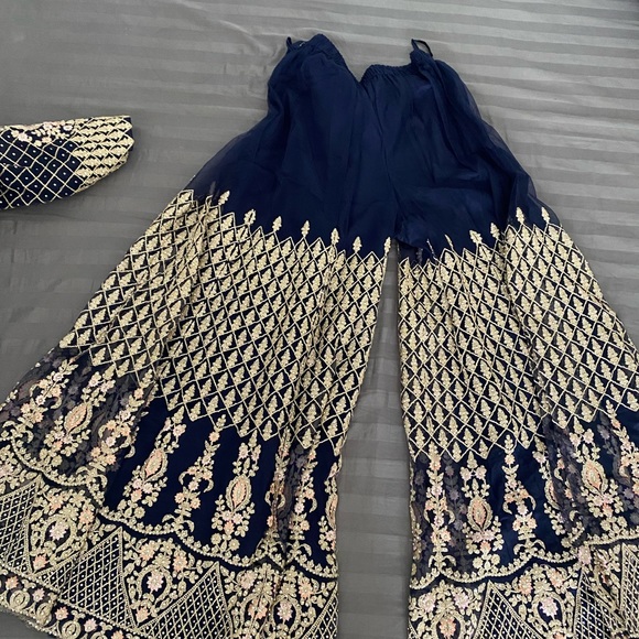 Please be informed this outfit is full of glitters it shines and sparkles . - Picture 3 of 9